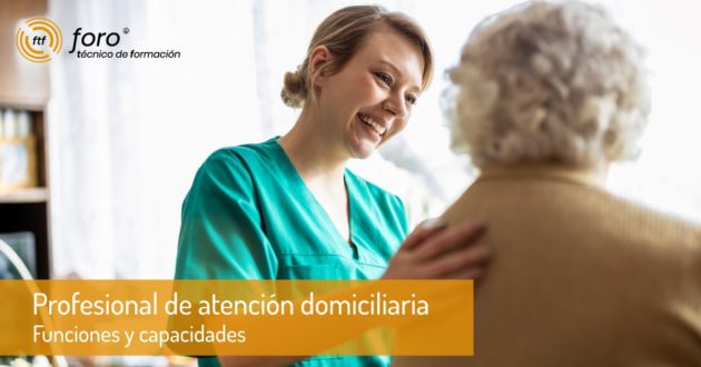 Profesional de atención domiciliaria a personas mayores cuidando de una mujer mayor en su hogar